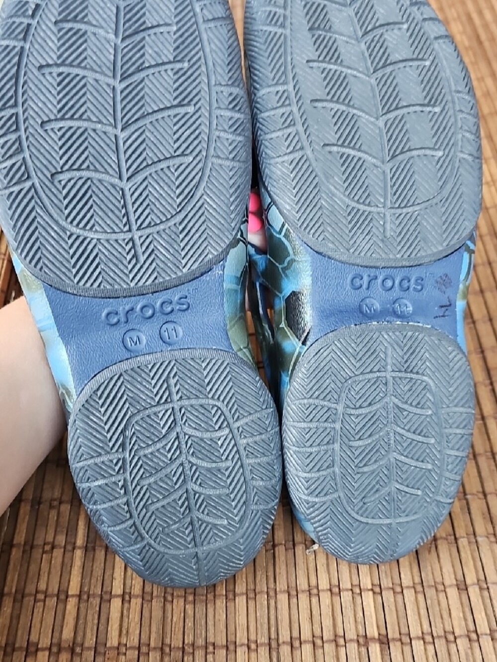 CROCS Men's Blue Patterned Flip-Flops Sandal Breathable Aqua Accents AJ - Picture 10 of 11